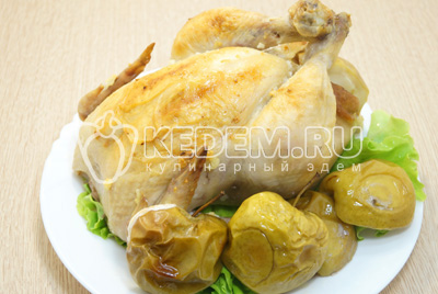 Выложить запеченную курицу на блюдо с листьями салата.