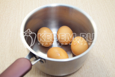 Яйца отварить вкрутую, осудить и очистить.