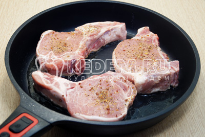 На сковороде на среднем огне разогреть растительное масло и обжарить мясо с двух сторон по 3-4 минуты.