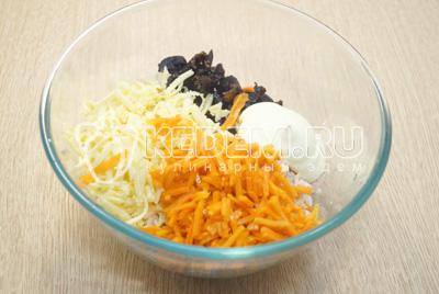 Добавить нарезанную морковь по-корейски и майонез.