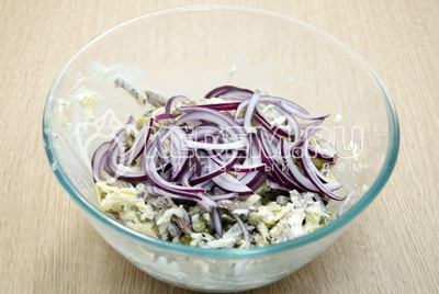 Перемешать салат и добавить полукольцами нарезанный красный лук.