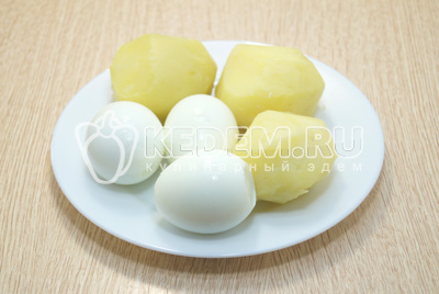 Яйца и картофель отварить, остудить и очистить.