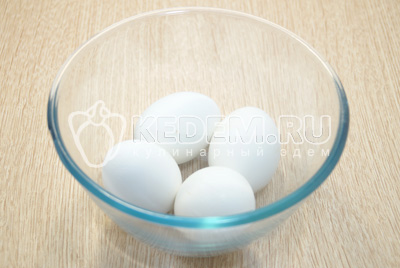 Яйца отварить вкрутую, остудить и очистить.