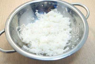 Рис отварить до готовности и промыть.