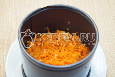Выложить слой моркови по-корейски.