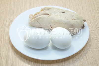 Куриное филе и яйца отварить до готовности.