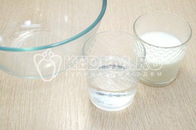 В миске смешать молоко и холодную воду.