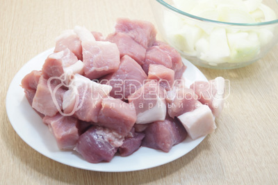 Нарезать мясо и лук кусочками, 250 грамм, 2-3 луковицы. 1 целую луковицу оставить.
