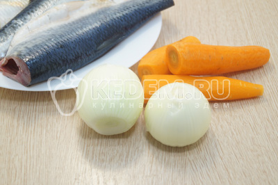 Очистить лук и морковь.