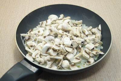 Добавить грибы и готовить помешивая 2-3 минуты. Посолить и поперчить.