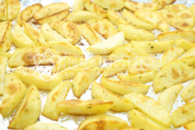 Запечь картофель в духовке при температуре 180 градусов С 35 минут.