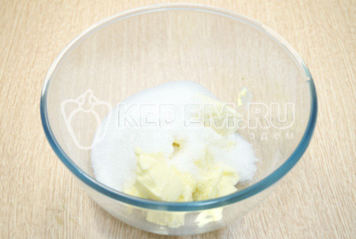 В миске взбить сливочное масло комнатной температуры с сахаром.