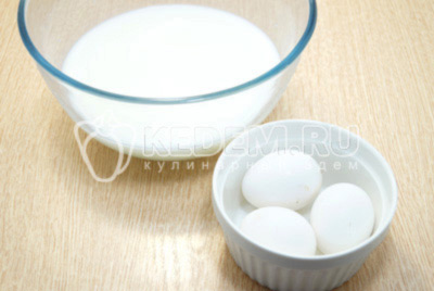 В теплое молоко добавить 3 яйца и взбить.