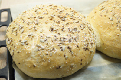 Выпекать хлеб в разогретой до 180 градусов С духовке 30-35 минут.
