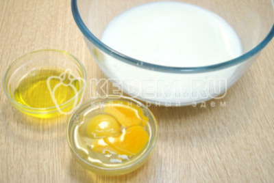 В миске смешать оставшееся молоко, яйца и растительное масло.