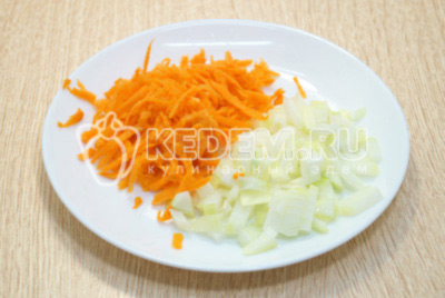 Лук и морковь очистить. Нарезать мелко репчатый лук, морковь натереть на терке.