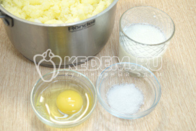 Добавить яйцо, соль и молоко.