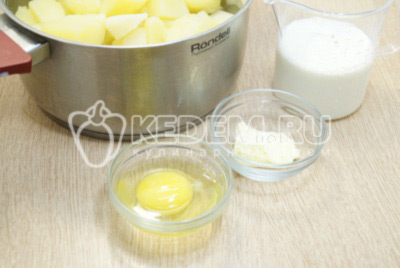 Слить воду с готового картофеля. Добавить яйцо, сливочное масло и теплое молоко.
