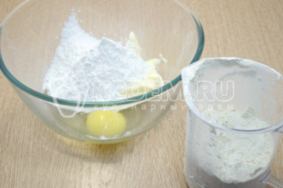 Добавить сахарную пудру, разрыхлитель, 1 щепотку соли и муку.