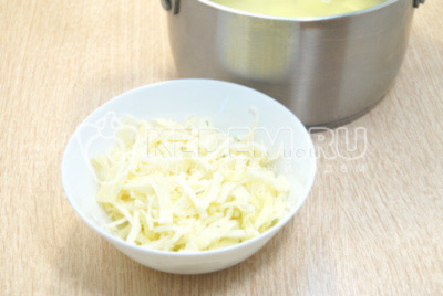 В кастрюлю с полуготовым картофелем добавить нашинкованную капусту.