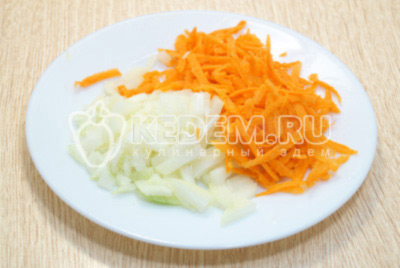 Лук и морковь очистить. Нарезать мелко лук, морковь натереть на терке.