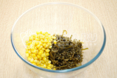В миску выложить морскую капусту и консервированную кукурузу.
