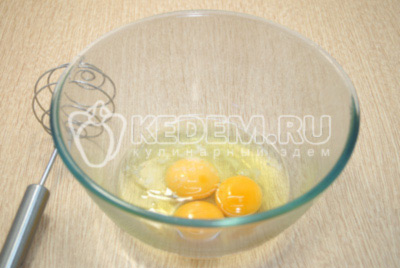 В миске взбить три яйца с солью.