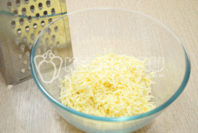 Сыр натереть на средней терке.