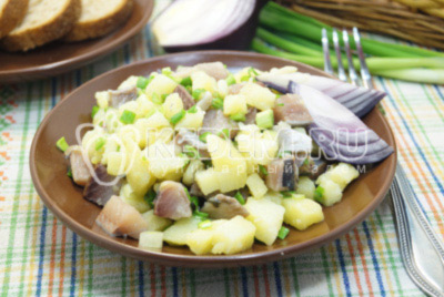 Салат с сельдью и картофелем «Морская пучина» готов