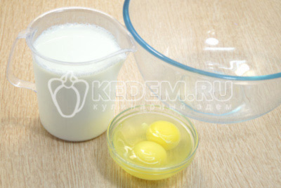 В миске смешать теплое молоко и яйца.