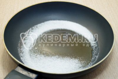 На сковороде растопить 2 ст. ложки сахара сахар.