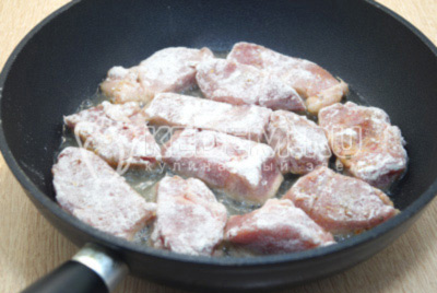 Выложить кусочки свинины на сковороду с разогретым растительным маслом.