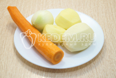 Лук, морковь и картофель очистить.