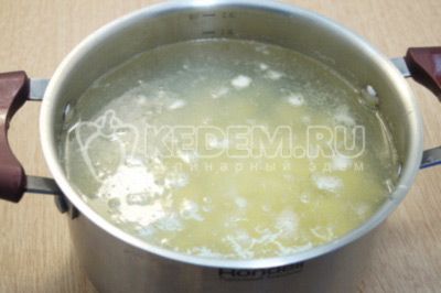 Картофель поместить в кастрюлю и залить водой, варить до полу готовности, 7-10 минут.