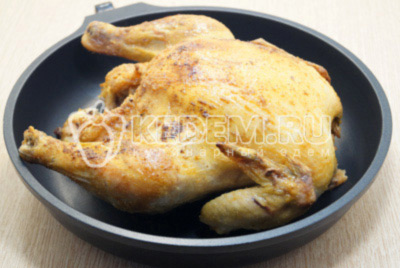 Готовую курицу хорошо облить вытопившимся жиром и дать отдохнуть 10-15 минут.