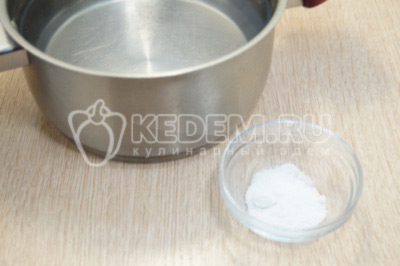 Вскипятить 1,5 литра воды в кастрюле, добавив 1/2 ч. ложки соли.