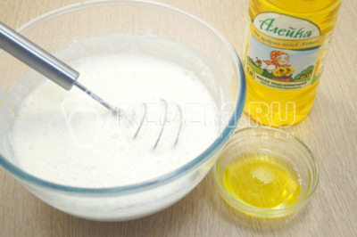 Добавить подсолнечное масло ТМ «Алейка» и оставить тесто на 10 минут.