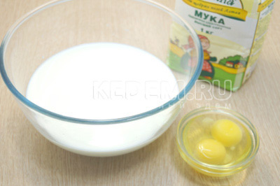 В миску с теплым молоком добавить 2 яйца.