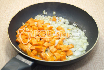 На сковороде с растительным маслом обжарить овощи 1-2 минуты.