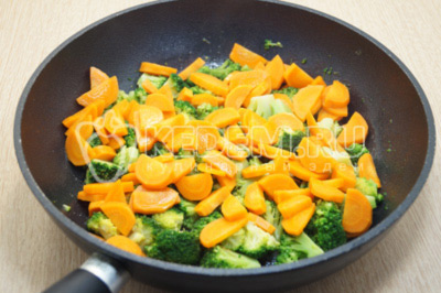 Добавить морковь и готовить еще 3-4 минуты. Немного посолить овощи.