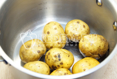 Картофель хорошо промыть, сложить в кастрюлю и сварить до готовности в кожуре.