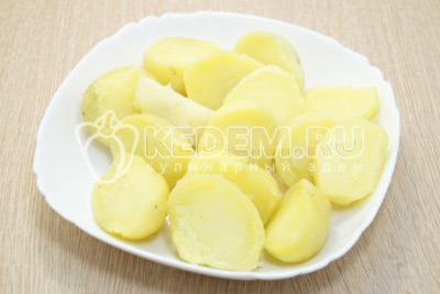 Очистить картофель и разрезать на половинки.