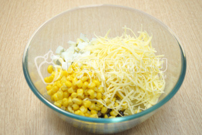 Добавить тертый сыр, консервированную кукурузу и майонез.