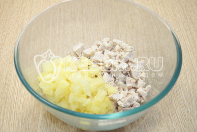 В миске смешать нарезанное куриное филе и кубками нарезанные ананасы. Добавить 2 ст. ложки майонеза и перемешать.