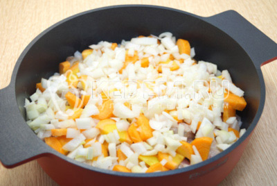 Добавить нарезанную морковь и нашинкованный лук.