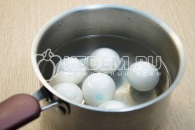 Яйца отварить до готовности и остудить.