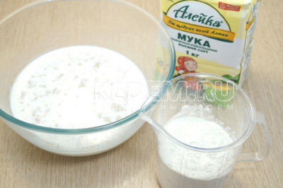 В миске смешать молоко, дрожжи с сахаром и добавить 100 г муки ТМ «Алейка».
