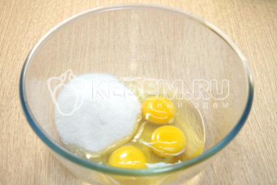 В миске взбить 3 яйца и 100 грамм сахара.