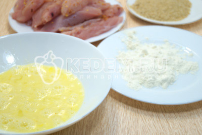 В отдельной миске взбить яйца и посолить, приготовить тарелку с мукой и панировкой.