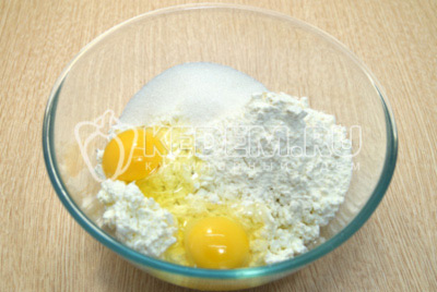 Добавить 2 яйца, 4 столовых ложки муки, сахар и соль.